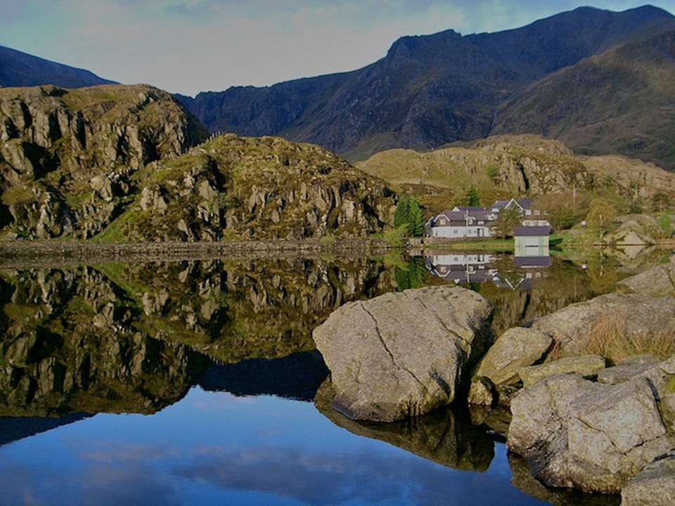 Llun o lyn a mynyddoedd | A picture of a lake and mountains